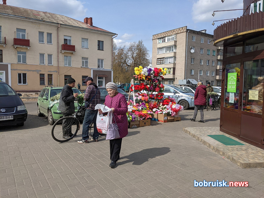 За 1 рубль, за 12, за 20: почем искусственные цветы на Радуницу? И спешат ли бобруйчане их покупать? Мы разузнали.