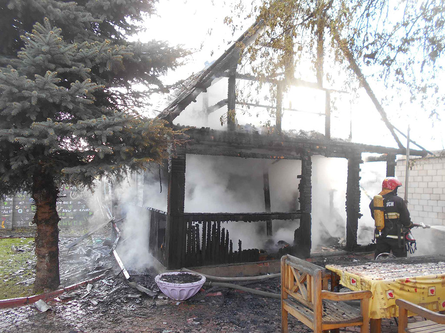 Непотушенные угли из печи, по предварительным данным, стали причиной пожара бани на улице Мопра в Бобруйске.