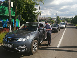 Сегодня у переездов в Бобруйске и не только останавливали машины. На то была причина (фоторепортаж)