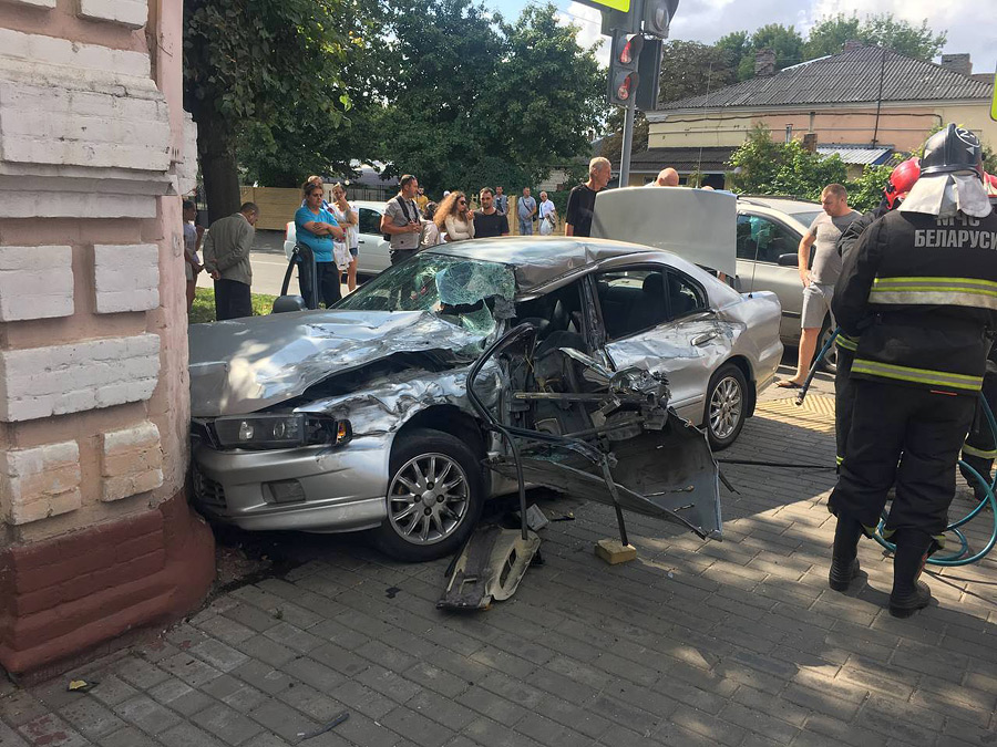 В воскресенье, 22 августа, в начале второго дня по соцсетям стали распространяться фотографии аварии, случившейся на перекрестке улиц Бахарова и Чонгарской. 