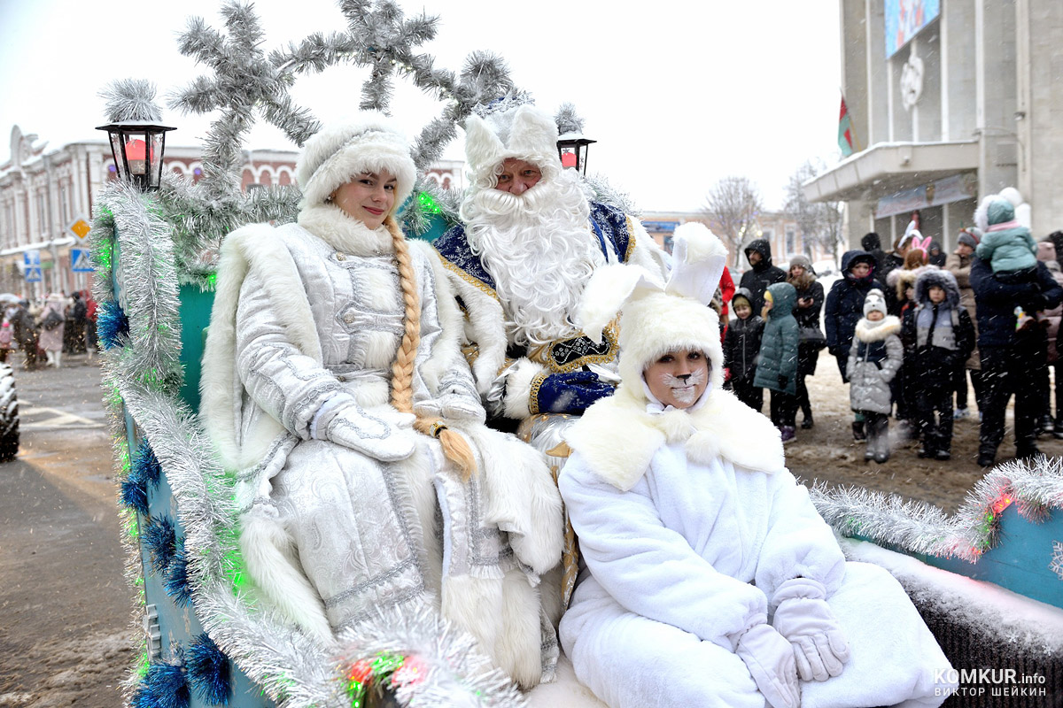 Новогоднее шествие Дедов Морозов и сказочных персонажей по улицам Бобруйска. Фоторепортаж