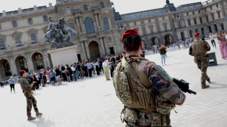 Во Франции объявлен режим «чрезвычайной антитеррористической готовности». Версальский дворец эвакуировали