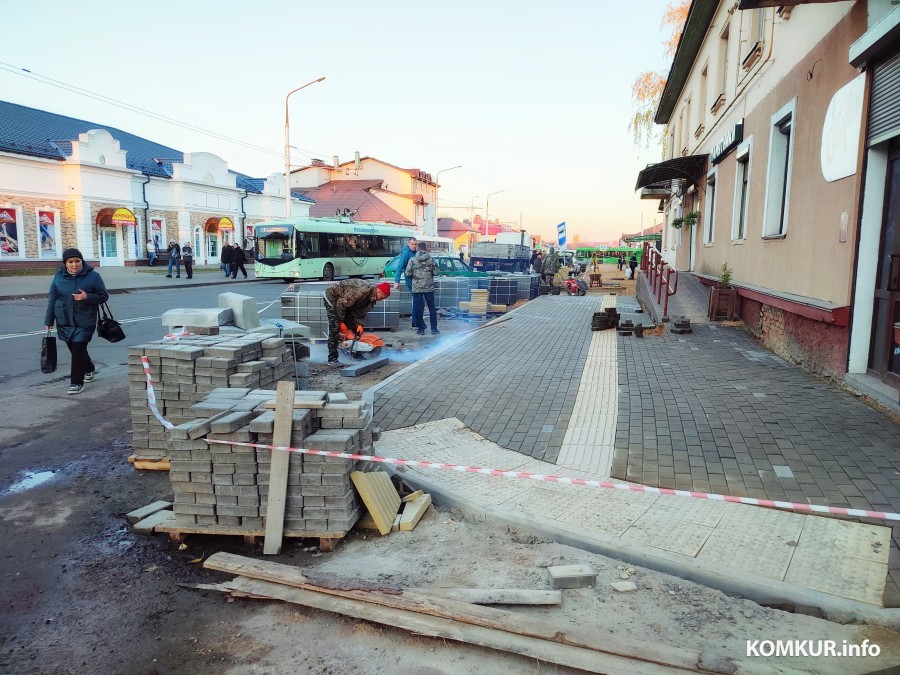 В Бобруйске на улице Дзержинского укладывают серую плитку. Но с продольной желтой полосой – и это не просто для красоты