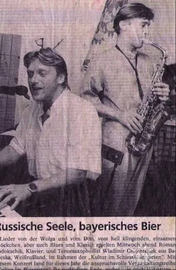1980-е. Фото из немецкой газеты. Слева – музыкальная звезда 1970-х и 80-х Роман Подокшик. Справа с саксофоном – Володя Гриченок.