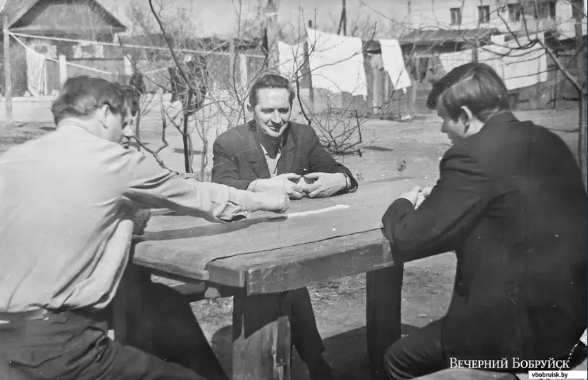 Игра в домино во дворе на Интернациональной. Фото из личного архива бобруйчанки Галины Александровны Бодрой.