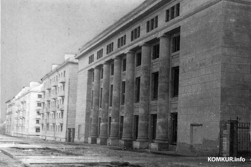 1960 год. Здание универмага сразу после постройки. Пока без названий и вывесок.