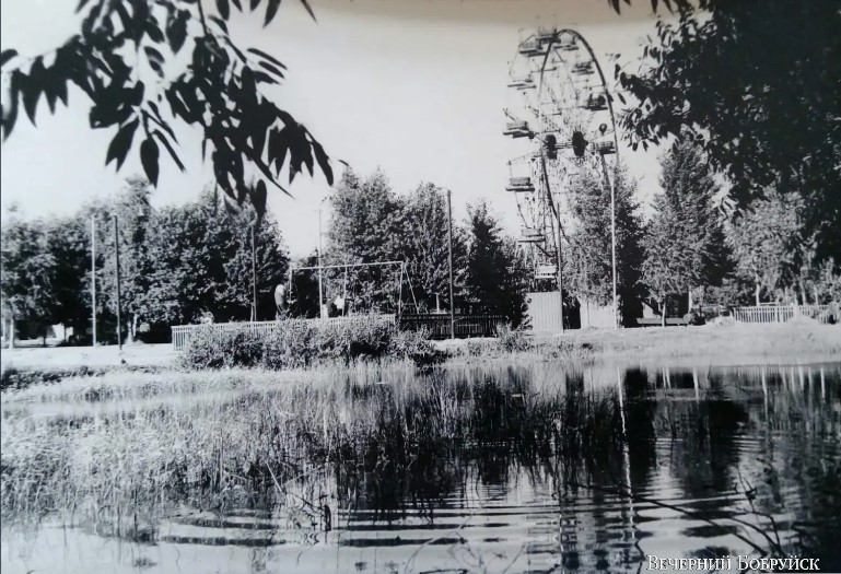 Безымянное озеро у городского парка. Качели-лодки слева от колеса обозрения. Бобруйск, 1960-е годы.