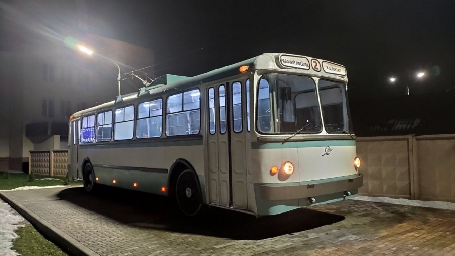 Январь 2023 г. Могилев, Рабочий поселок. Такие троллейбусы когда-то ходили по Могилеву... Сейчас просто экспонат для любопытных.