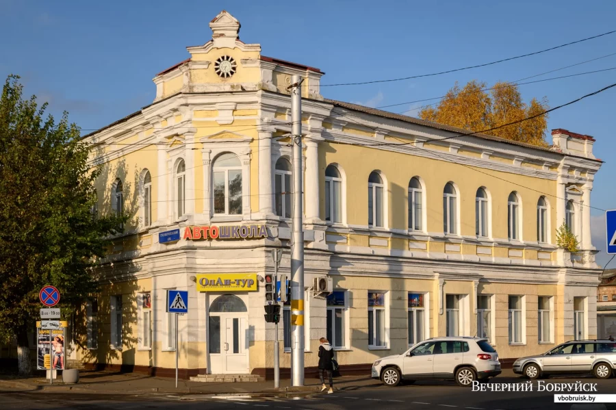 Современный вид здания на углу К. Маркса и Советской.