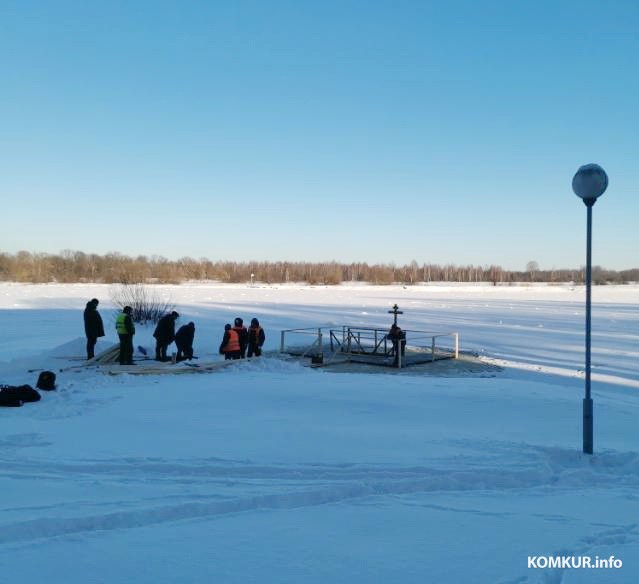 Толщина льда – 25 сантиметров. Спасатели из ОСВОДа рассказали, как готовили крещенскую купель в непривычном месте