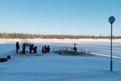 Толщина льда – 25 сантиметров. Бобруйские спасатели на воде рассказали, как готовили крещенскую купель в непривычном месте