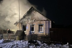 На окраине Бобруйска от огня спасли гараж. Баню отстоять не смогли