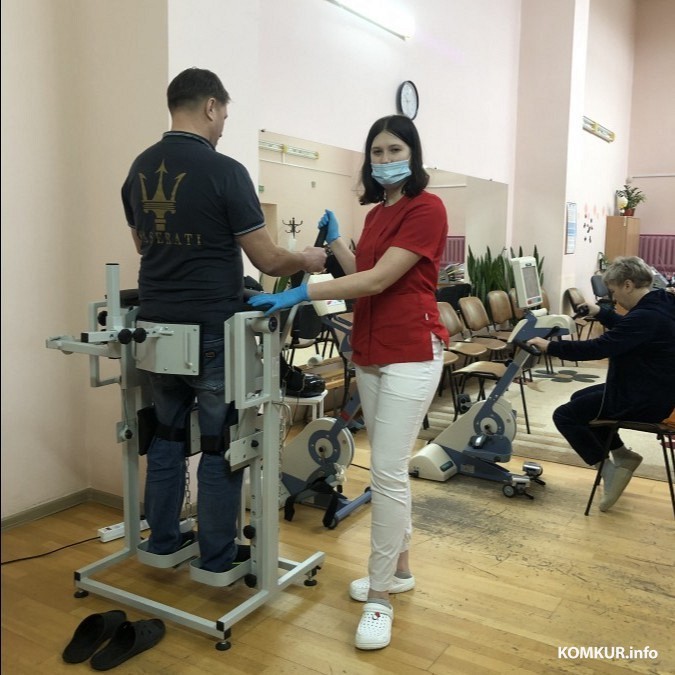 Январь 2024 года. Инструктор по лечебной физкультуре Дарья Данильченко с пациентом на аппарате. 