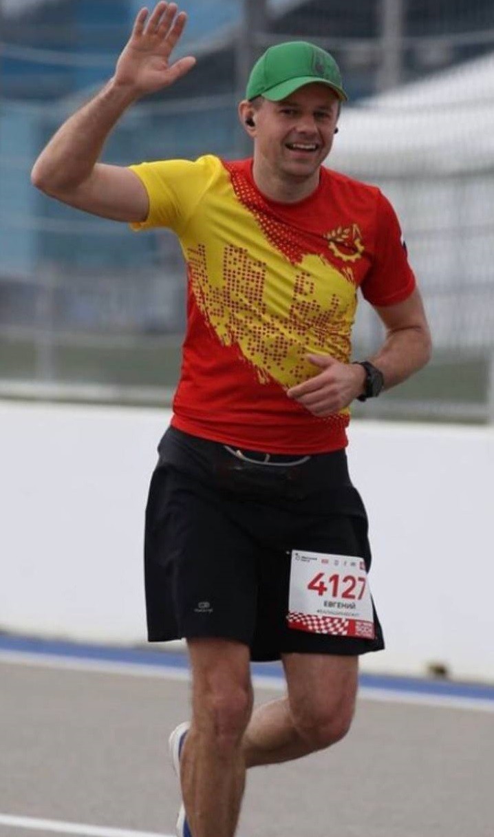Евгений Чавлытко известен теперь далеко за пределами Беларуси как участник и победитель ультрамарафонов на дистанциях свыше 100 километров! На фото: 21 апреля 2021 года. На дистанции в Сочи. 