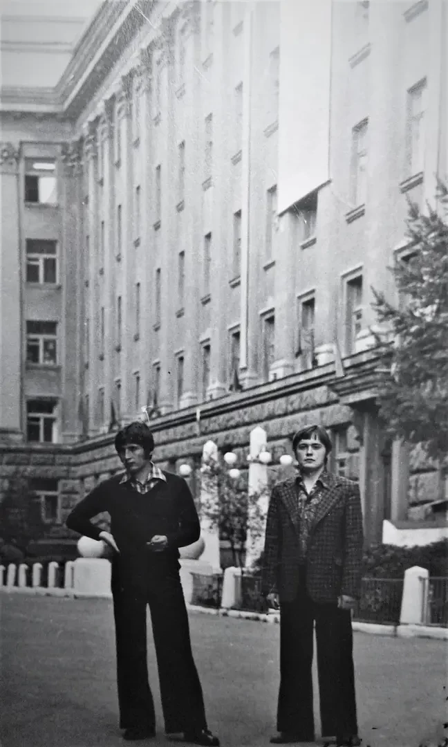 Женя и Вася Мак у стен главного корпуса «машинки» – Могилевского машиностроительного института. 1972 год.