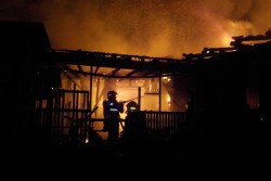 В ближайшем пригороде Бобруйска загорелся дом. Пожар тушили несколько экипажей спасателей