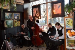 Дали джазу и живописи. В бобруйском арт-кафе открылась третья выставка местных художников. Видео
