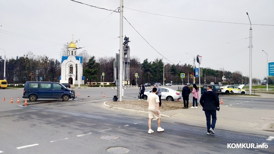 В Бобруйске, на Минской, столкнулись микроавтобус и такси. Понадобилась помощь врачей  (видео)