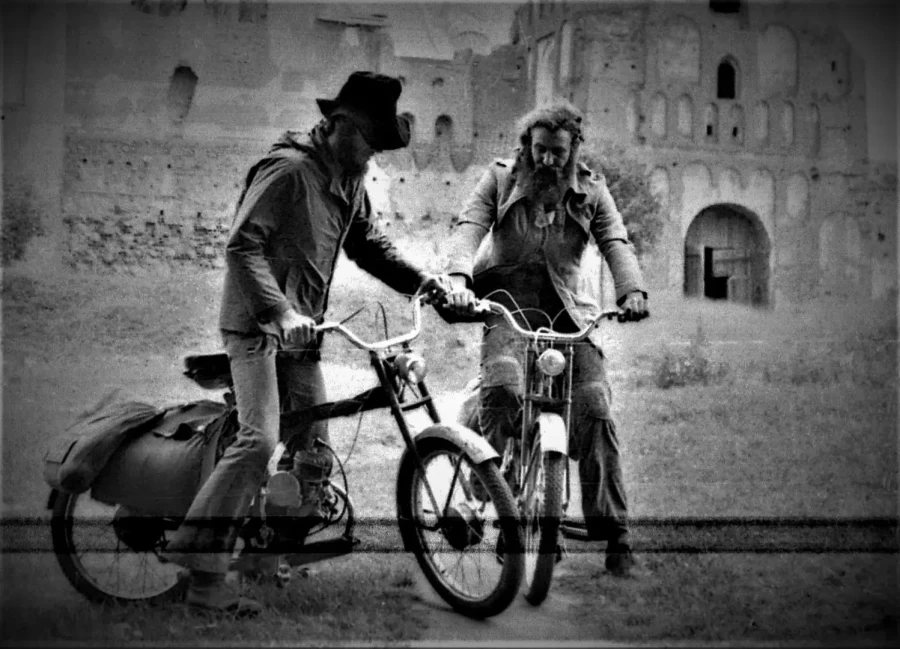 Плейшнер и Миня у стен Мирского замка. Конец 1970-х.