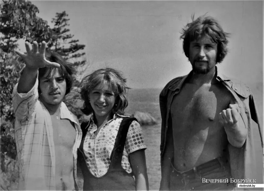 Евгений (справа) с друзьями в Крыму, Алупка. Конец 1970-х.