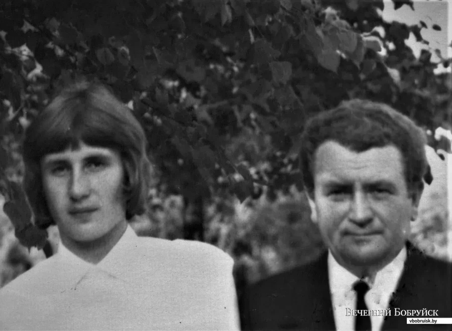 Женя с отцом в Бобруйске неподалеку от дома. Конец 1970-х.