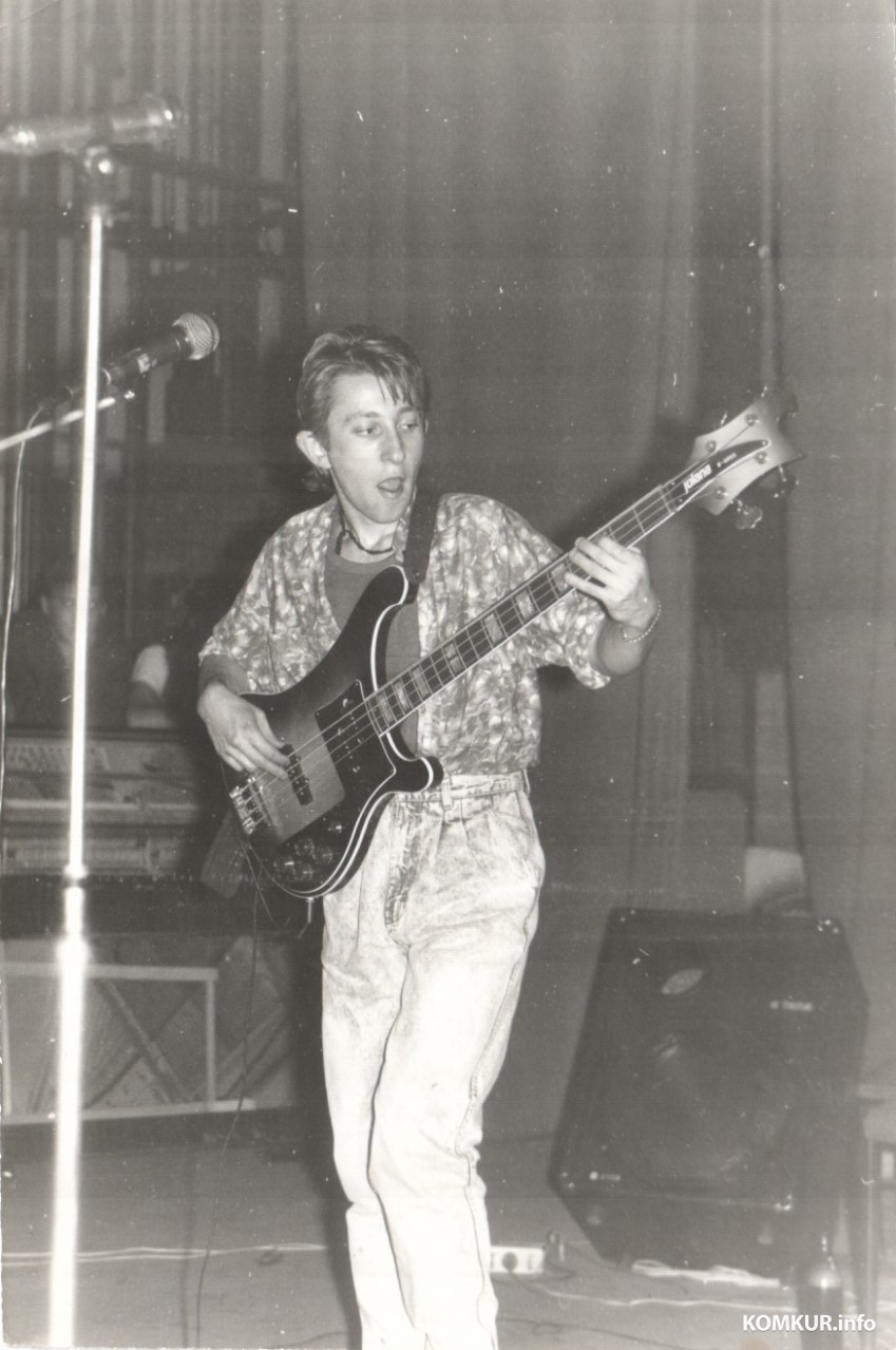 1989 год. Шура на сцене могилевского фестиваля.  Миша Карасев дал ему свою бас-гитару.