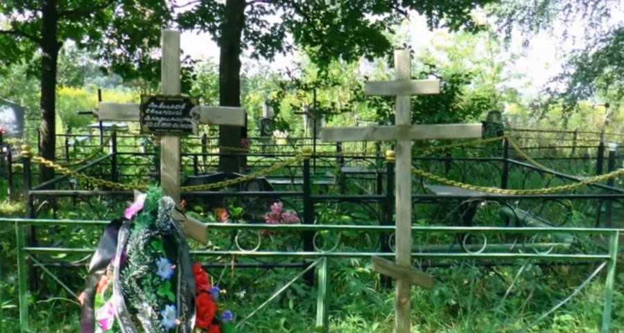 Евгений Вавилов похоронен на Пашковском кладбище рядом с родителями. Скриншот из фильма «О странном Евгении замолвите слово…»