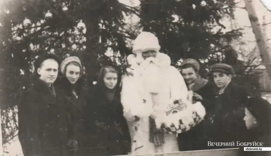 1958 год. Площадь Ленина. С Дедом Морозом под елкой можно было сфотографироваться. Фото из архива Ивана Ткачева.