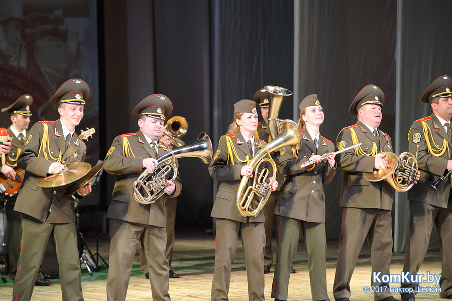 В Бобруйске с 23-м февраля поздравили настоящих мужчин