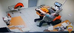 Сотрудница магазина прогнала вооруженного грабителя (видео)