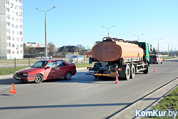 На оживленной магистрали Бобруйска бензовоз подрезал легковушку