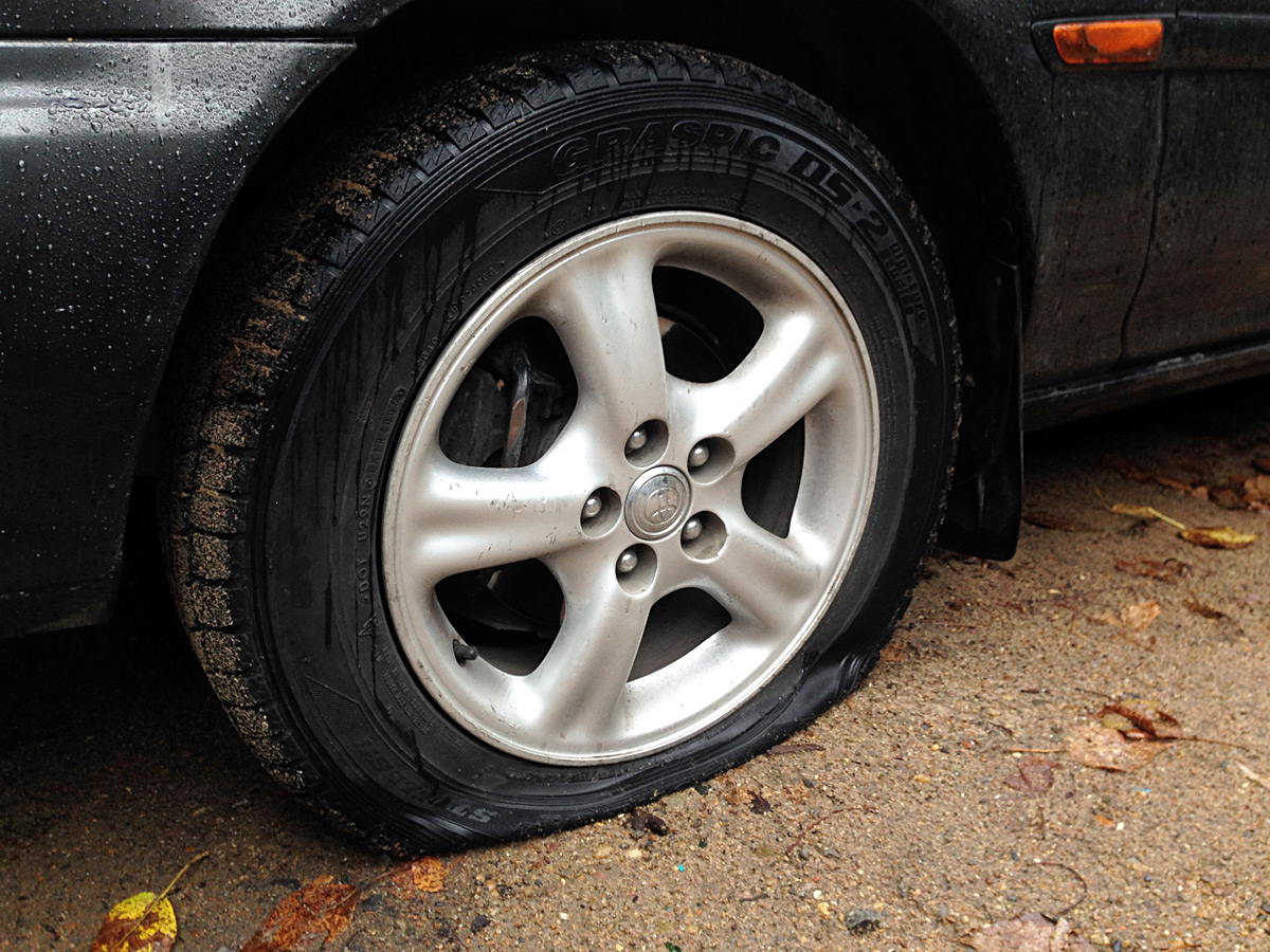 В Бобруйске хулиган порезал колеса почти у двух десятков машин