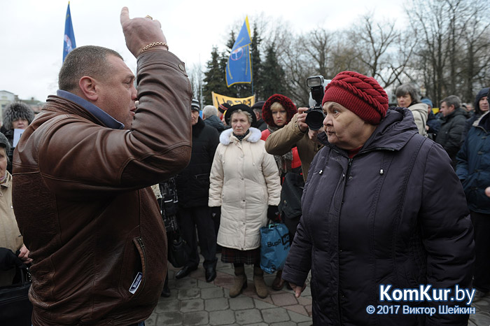 В Бобруйске на площади Победы собрался народ