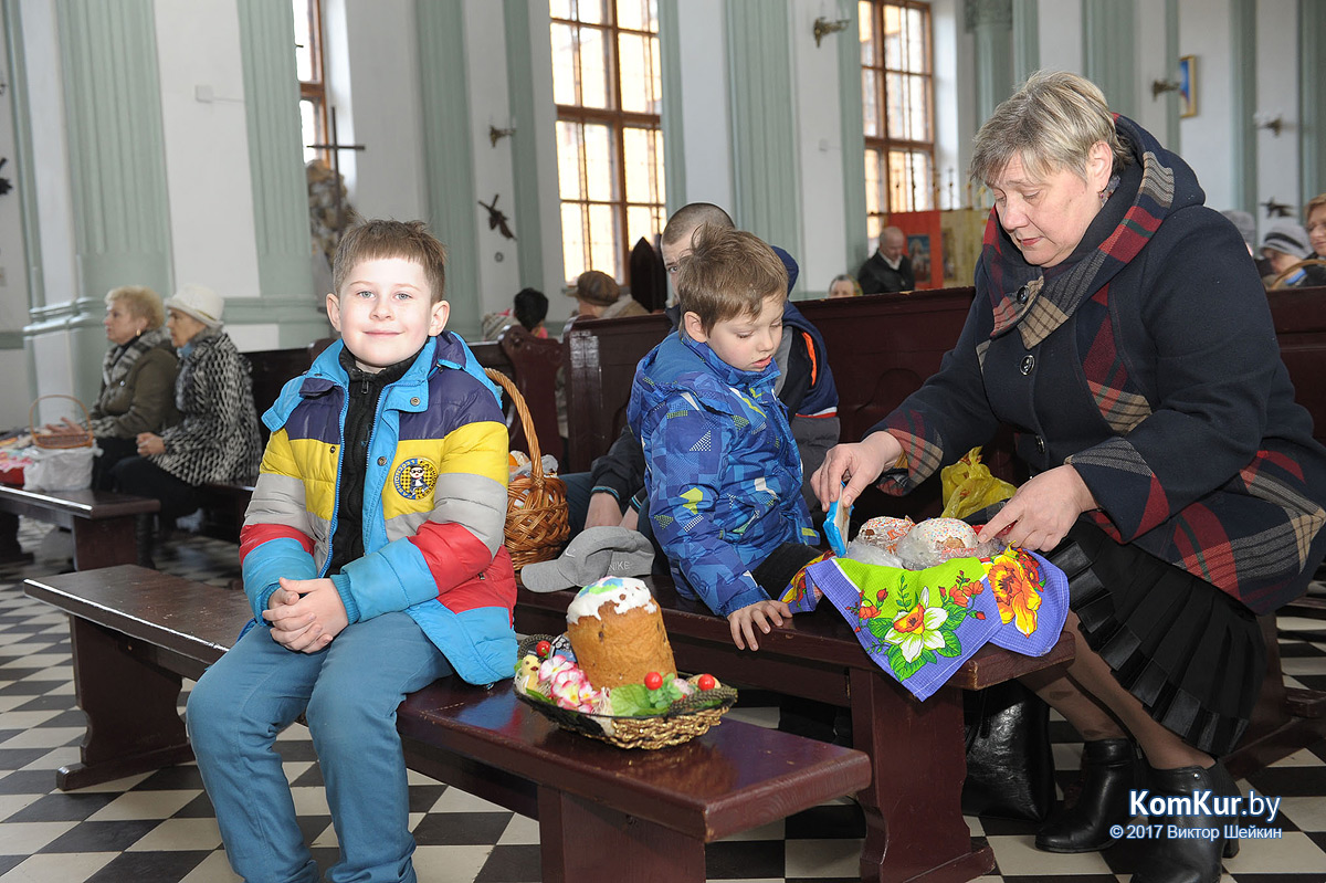 Бобруйчане освящают пасхальные угощения