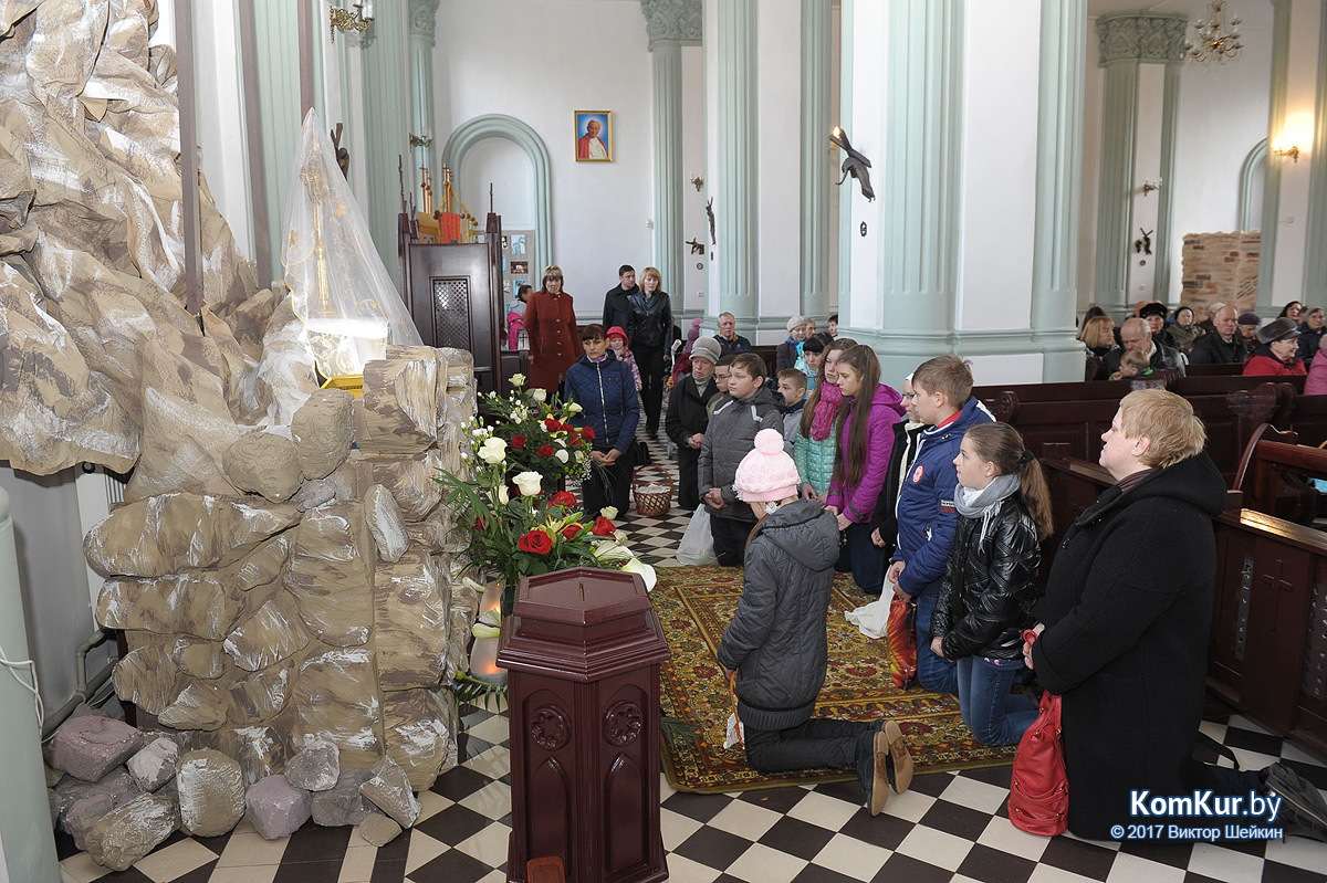 Бобруйчане освящают пасхальные угощения