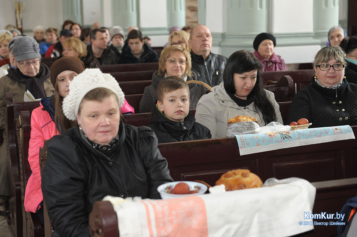 Бобруйчане освящают пасхальные угощения