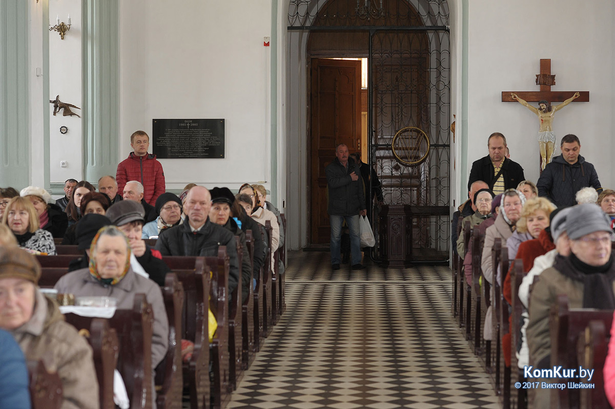 Бобруйчане освящают пасхальные угощения