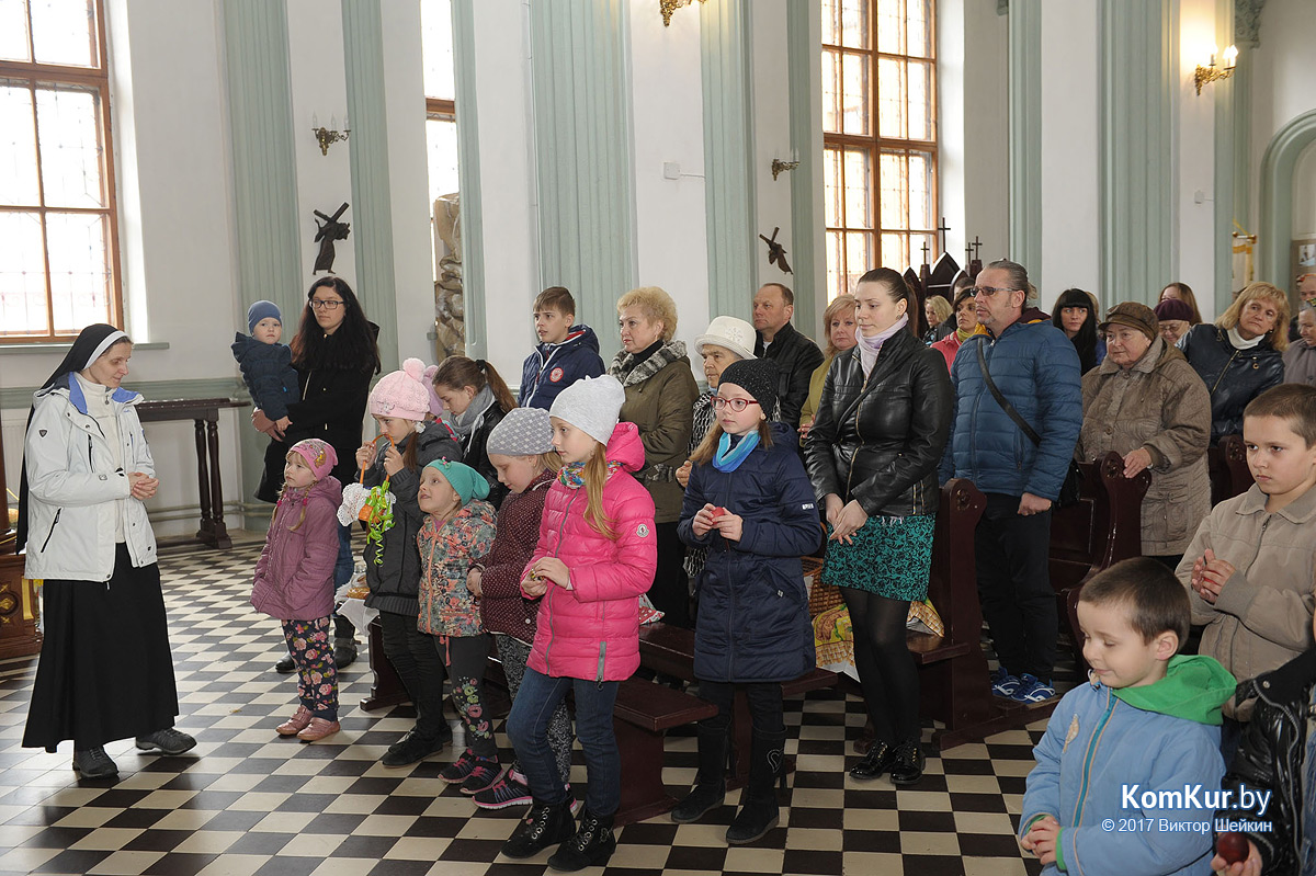 Бобруйчане освящают пасхальные угощения