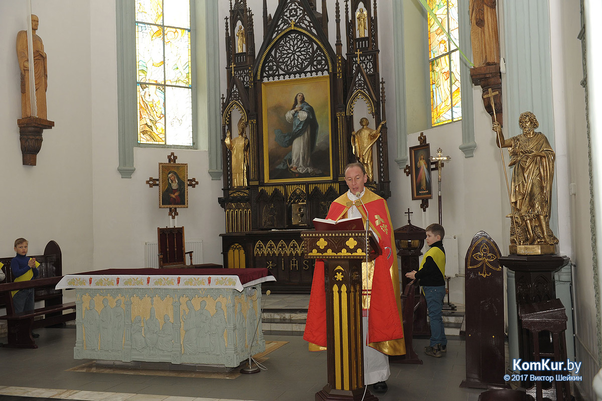 Бобруйчане освящают пасхальные угощения