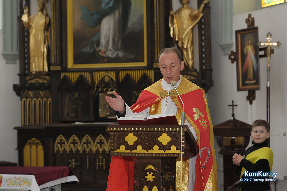 Бобруйчане освящают пасхальные угощения