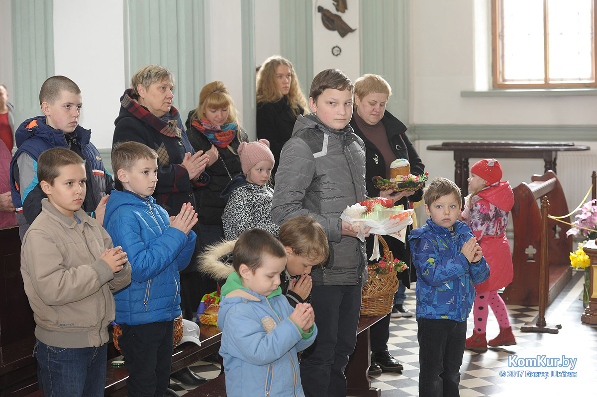 Бобруйчане освящают пасхальные угощения