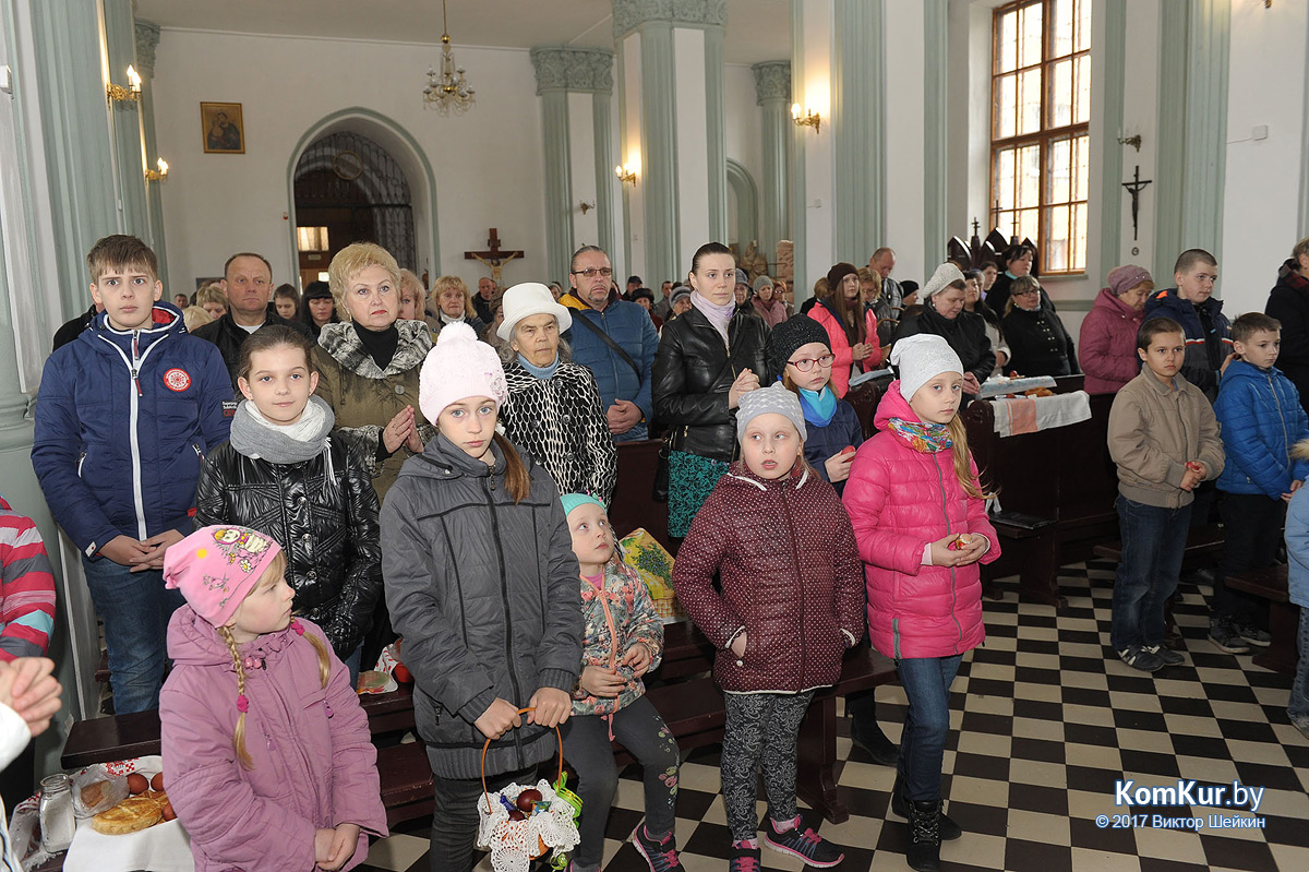 Бобруйчане освящают пасхальные угощения