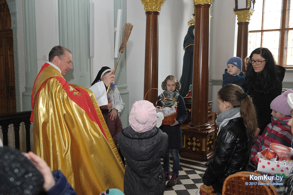 Бобруйчане освящают пасхальные угощения