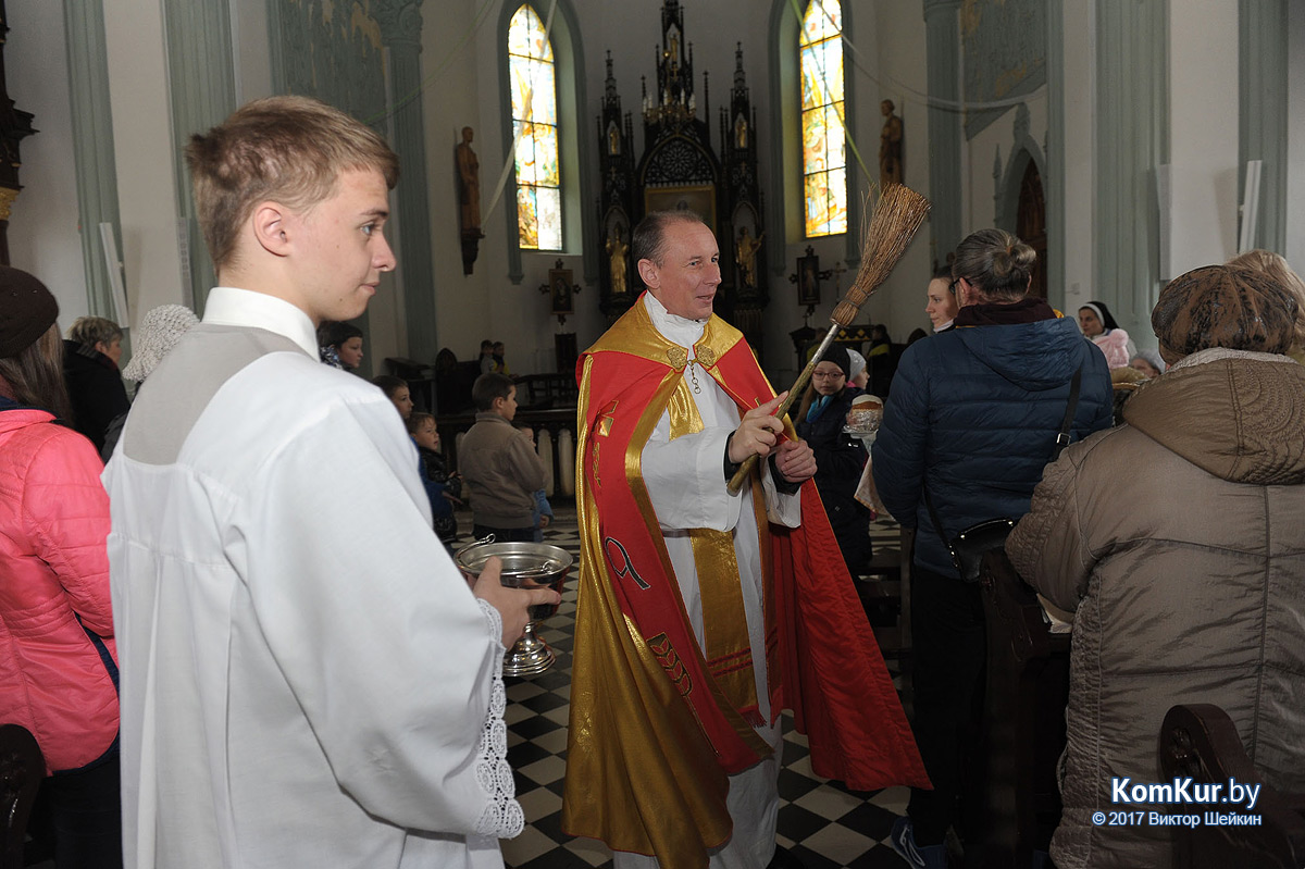 Бобруйчане освящают пасхальные угощения