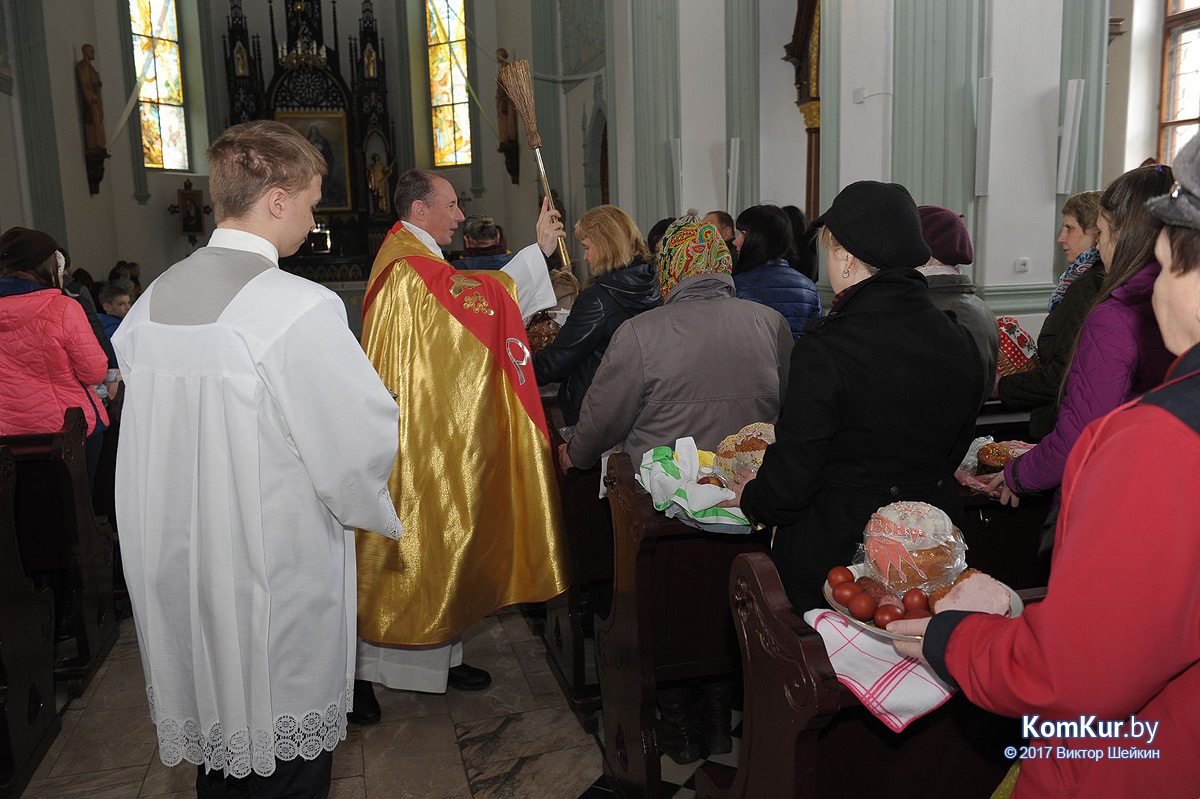 Бобруйчане освящают пасхальные угощения