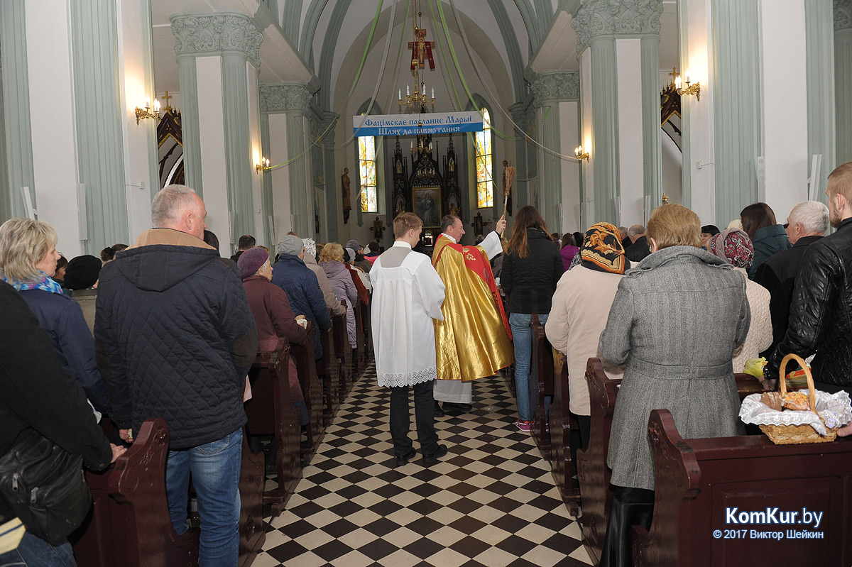 Бобруйчане освящают пасхальные угощения