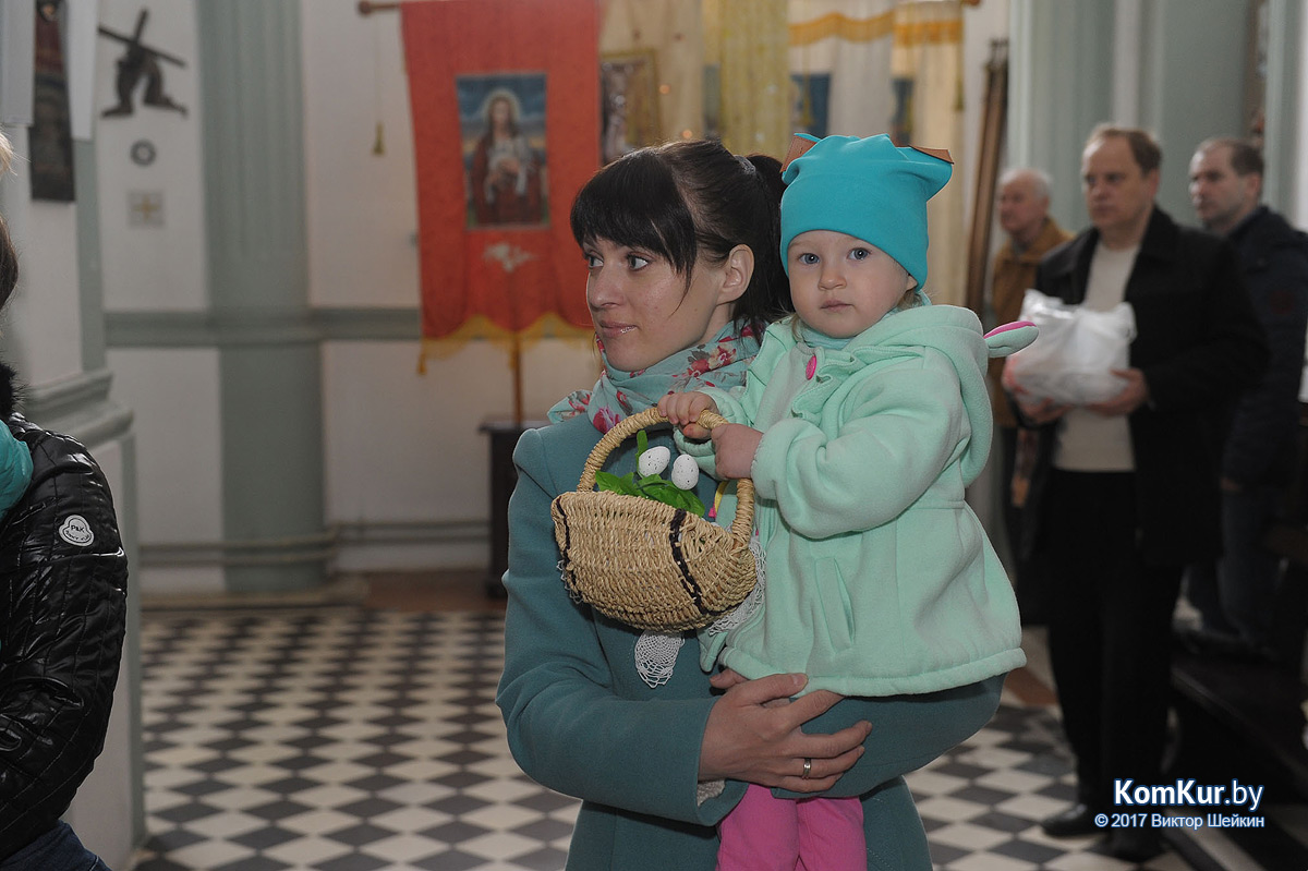 Бобруйчане освящают пасхальные угощения