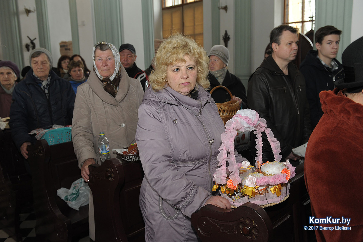 Бобруйчане освящают пасхальные угощения