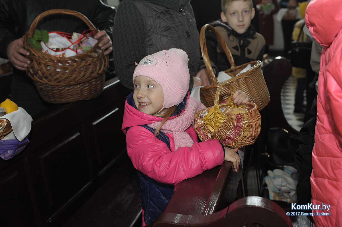 Бобруйчане освящают пасхальные угощения