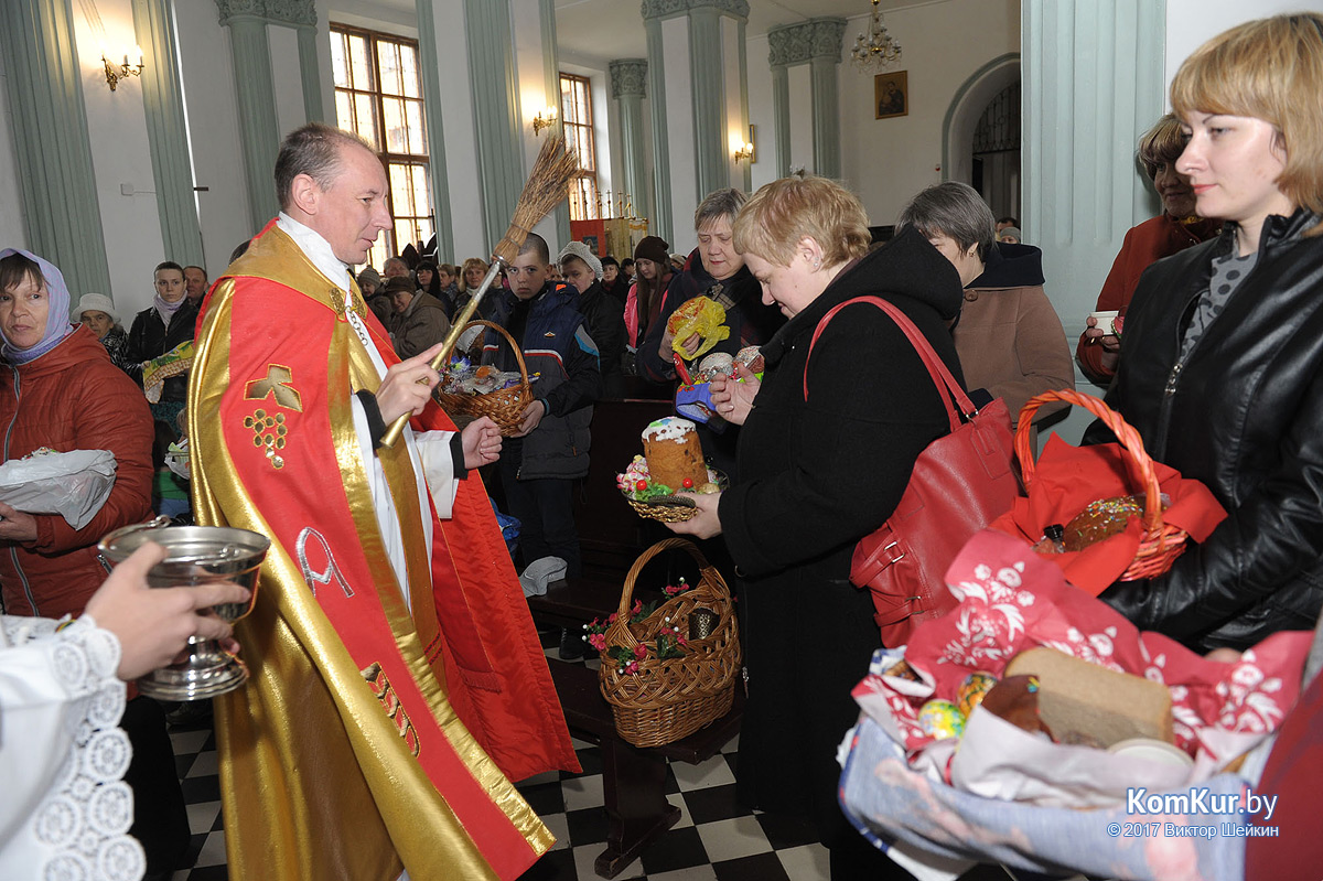 Бобруйчане освящают пасхальные угощения